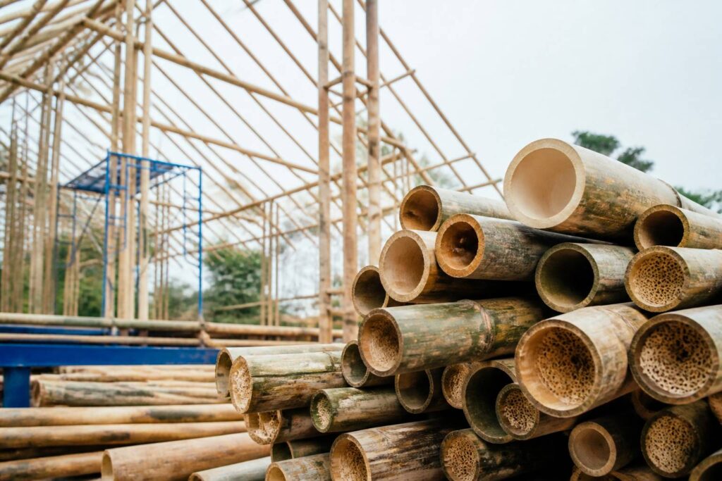 Tiges de bambou empilées sur un chantier de construction écologique