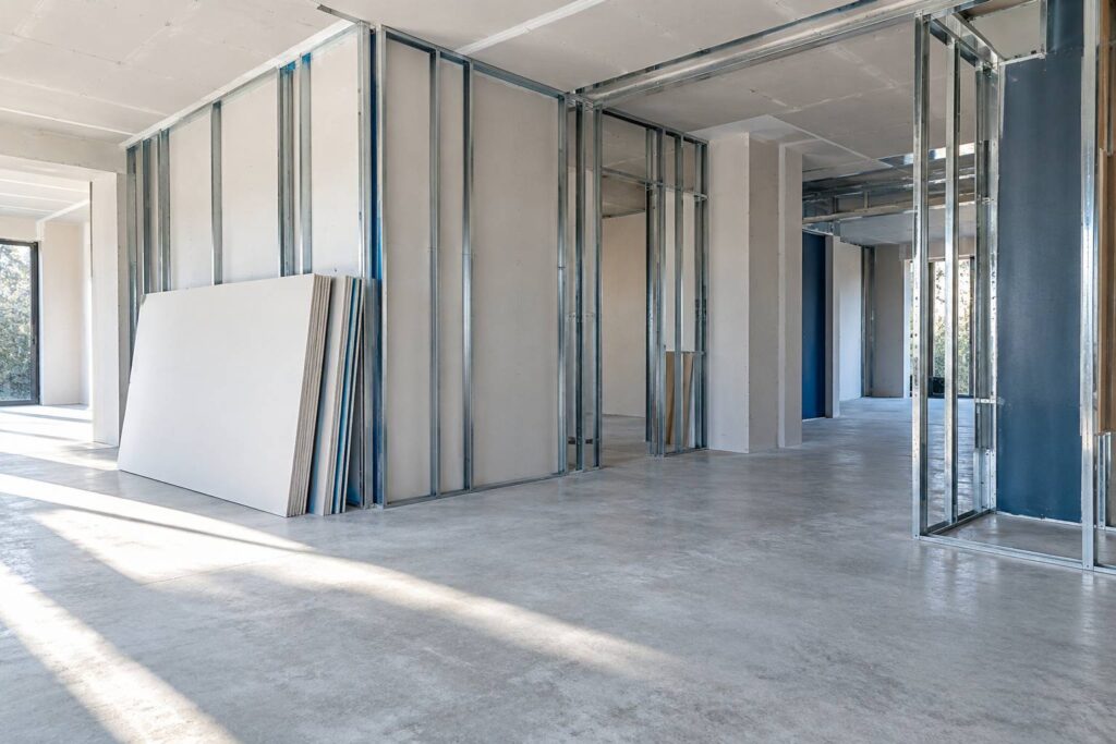 Pièce en construction avec cloisons en plaques de plâtre et ossature métallique